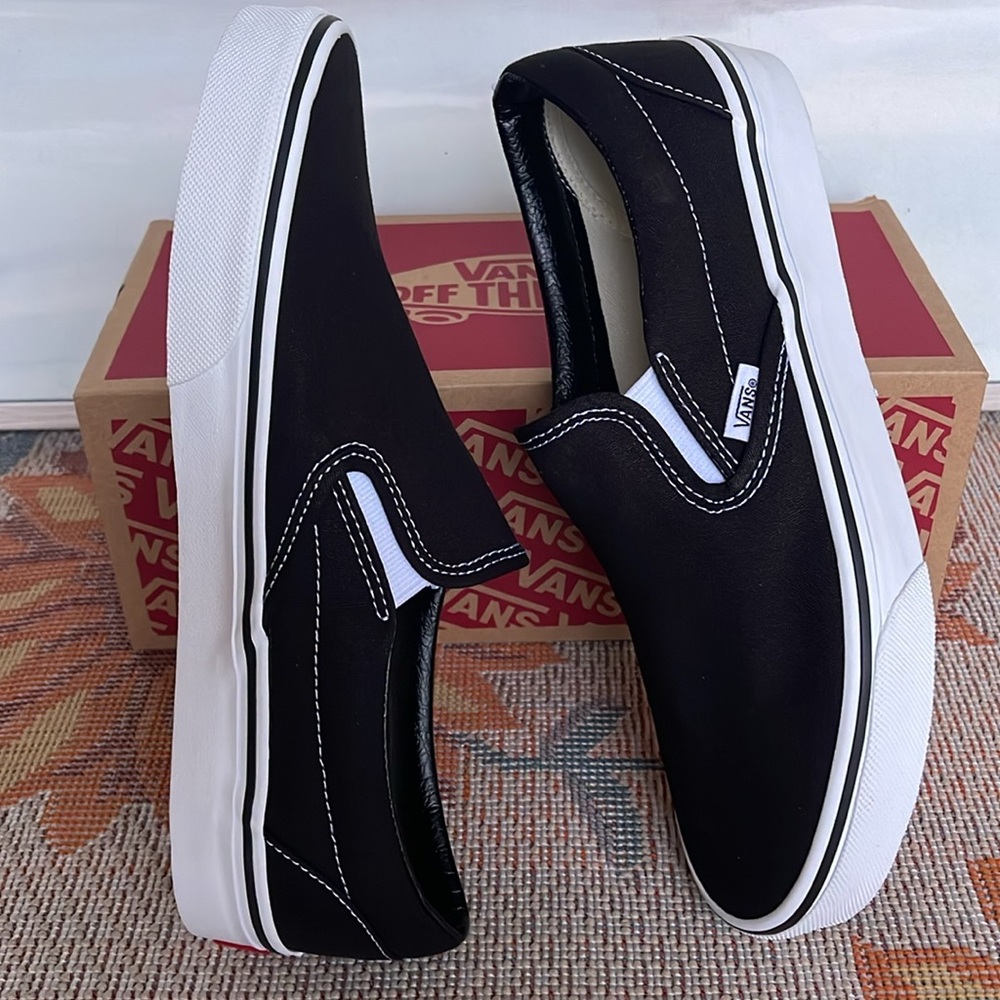 Vans WMNS Classic Slip-On Black
VN000EYEBLK
Sneakers - Picture 7 of 16